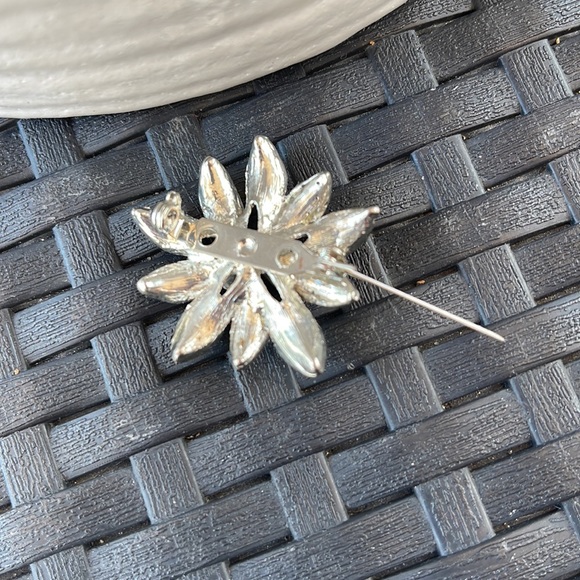 Vintage Flower Broach - Picture 8 of 10